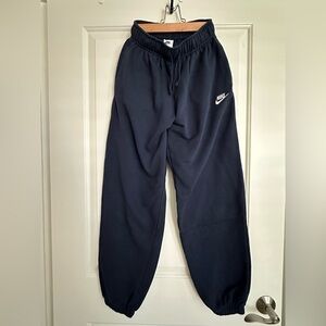 Nike Sportswear Club Fleece Mid-Rise Oversized Sweatpants